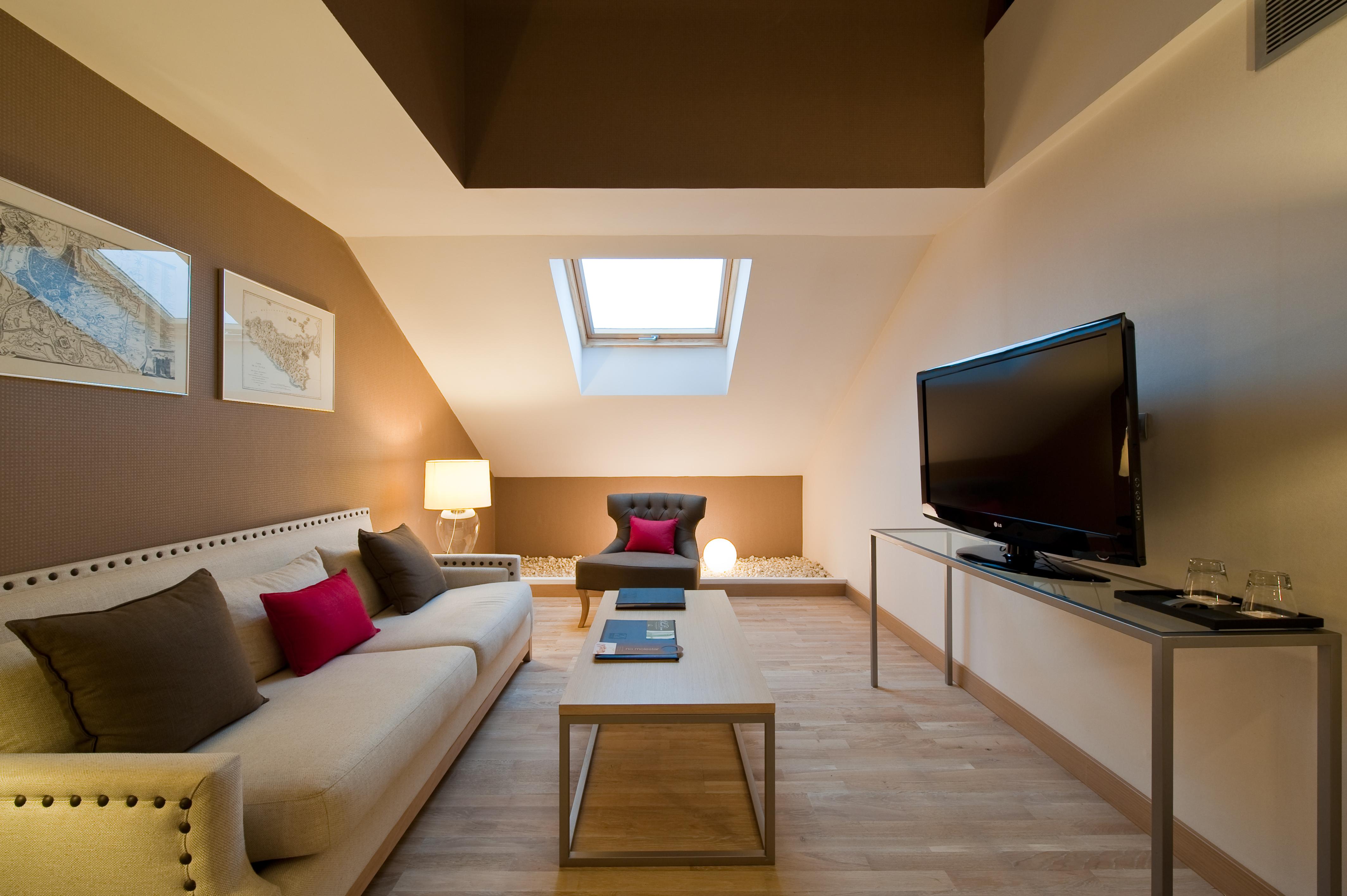 โรงแรมวินชี่ ซีเลคซิออน โปซาด้าเดลปาชิโอ มาลากา ห้อง รูปภาพ A living room in a hotel
